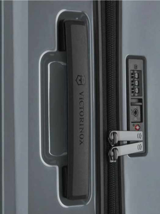 VICTORINOX Куфар Airox Medium Hardside Case