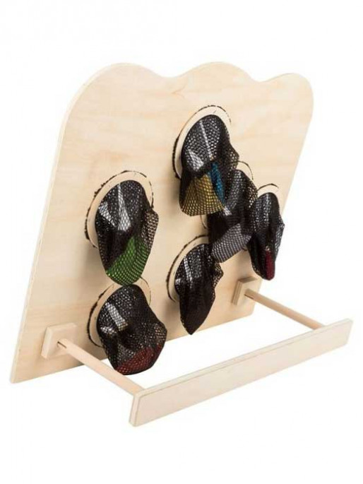 SMALL FOOT Throwing game in target Africa