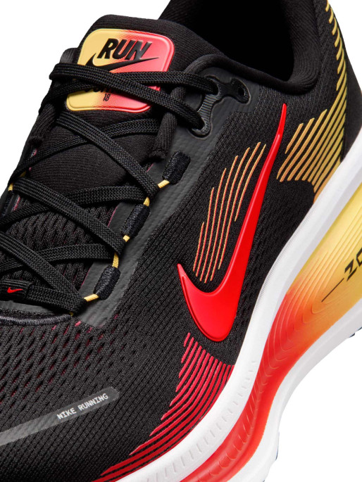 NIKE Обувки VOMERO 18