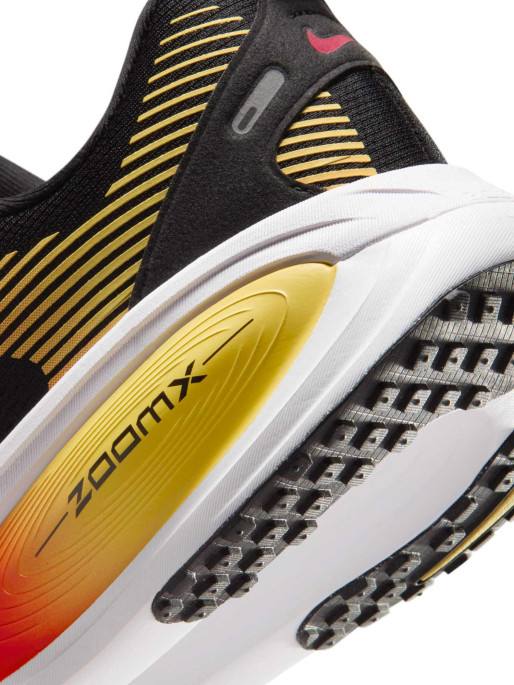 NIKE Обувки VOMERO 18