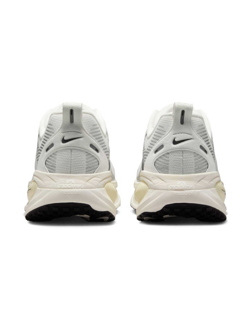 NIKE Обувки VOMERO 18