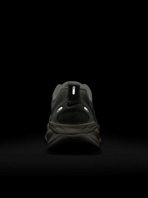 NIKE Обувки VOMERO 18