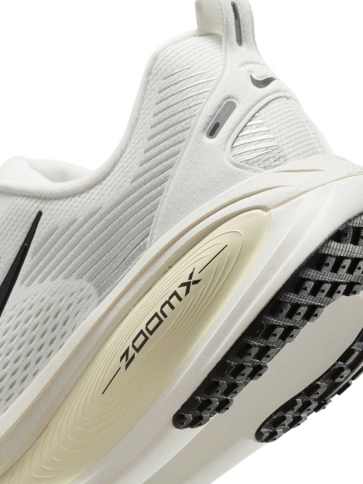 NIKE Обувки VOMERO 18