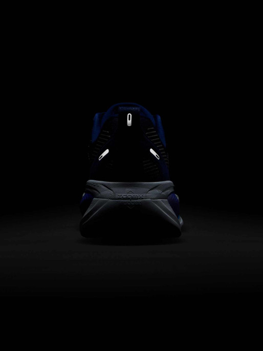 NIKE Обувки VOMERO 18