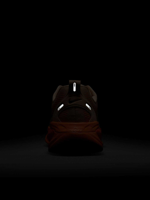 NIKE Обувки VOMERO 18