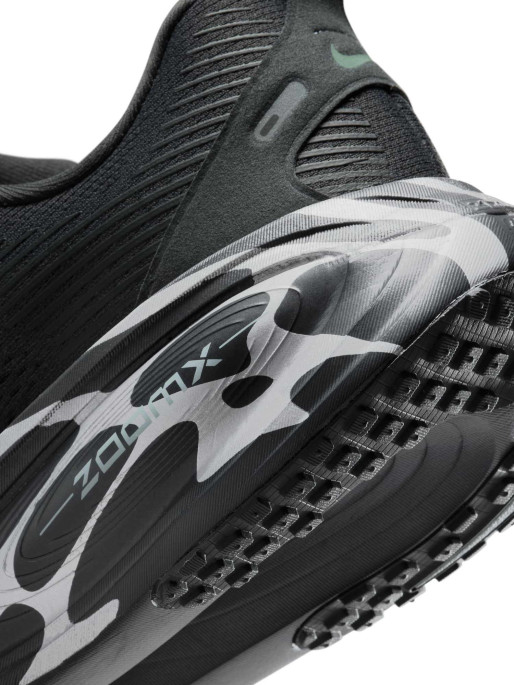 NIKE Обувки VOMERO 18