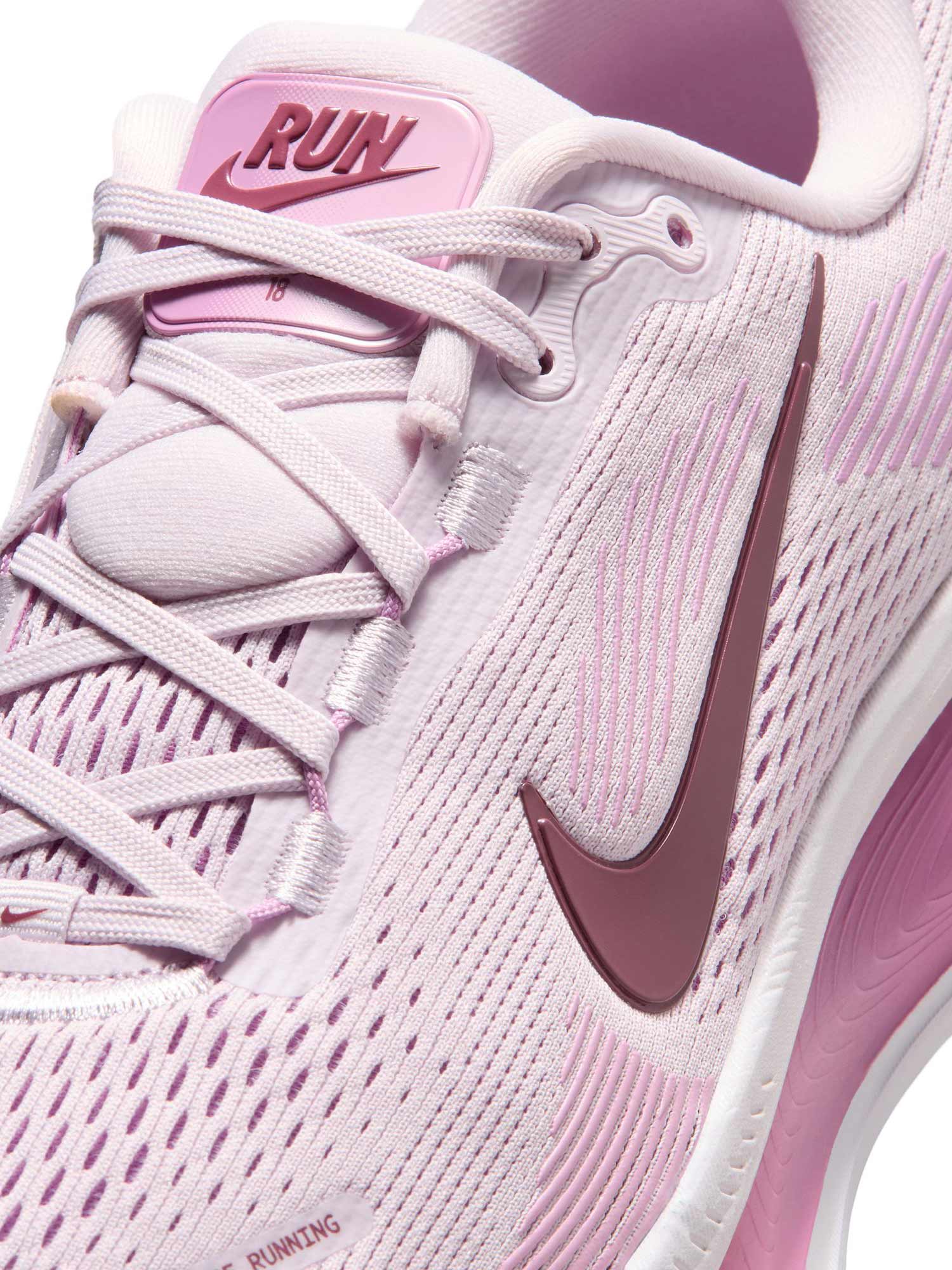 NIKE Обувки W VOMERO 18