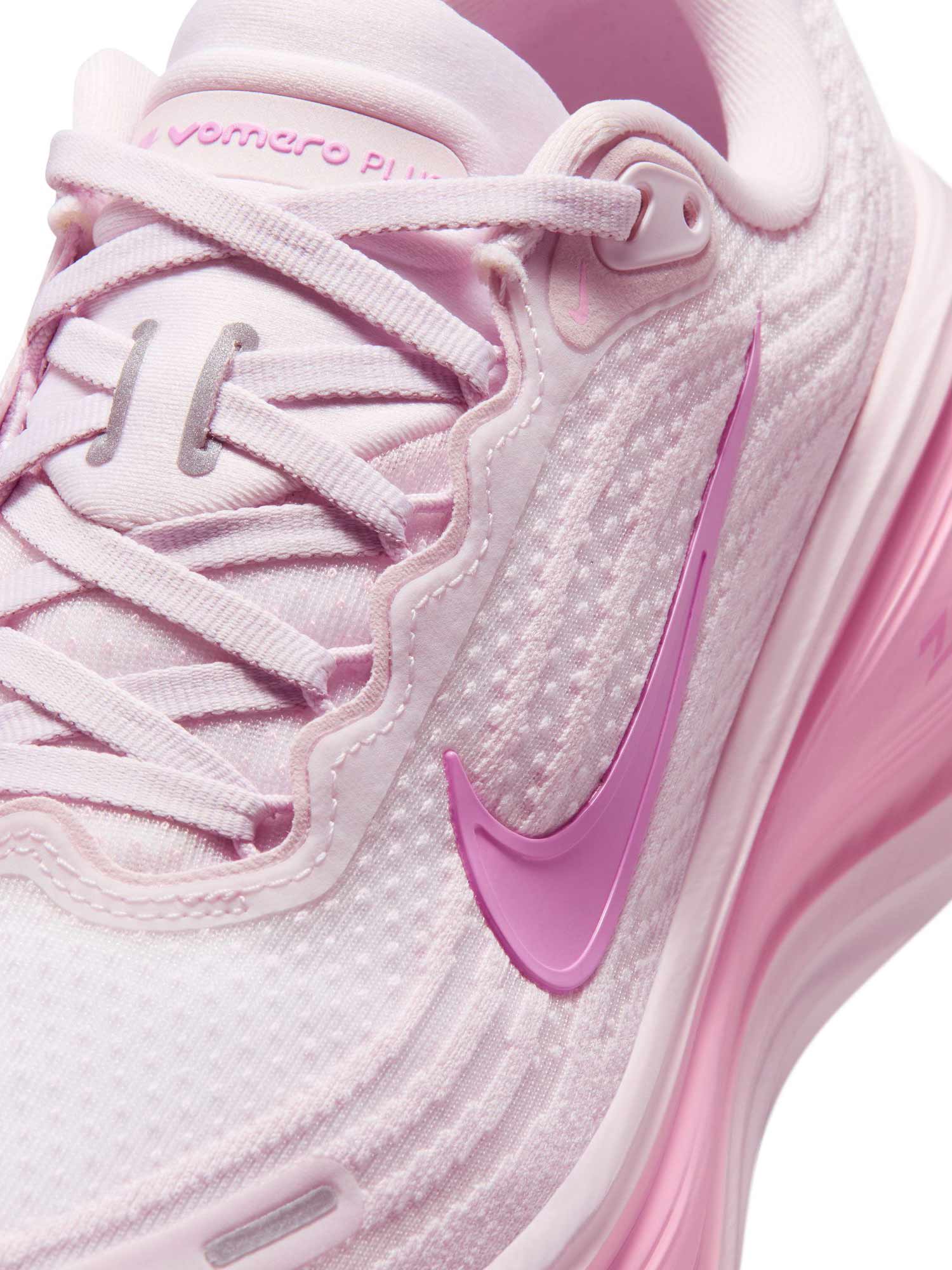 NIKE Обувки W VOMERO PLUS
