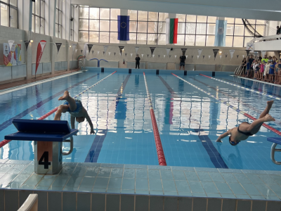 Ученици мериха сили и показаха умения на турнира по плуване за Купа „София”