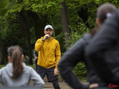 Групата Run+ спортува в парка с треньора на adidas Runners Sofia Мартин Гаджев