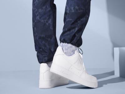 Как да комбинираме кецове с елегантни визии? Няколко трика за стил от District Shoes